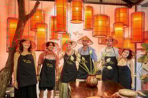 Hanoi: vlagceremonie en kookles met focus op de gemeenschap