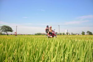 Hanoi: Heldagstur på motorcykel: Bat Trang og Co Loa, ledet af kvinder