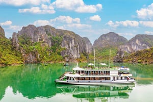 Hanoi: Luxus-Tageskreuzfahrt in der Halong-Bucht mit Buffet & Kajakfahren