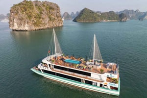 Hanoi: Bådtur i Halong-bugten med buffet, kajaksejlads og transport