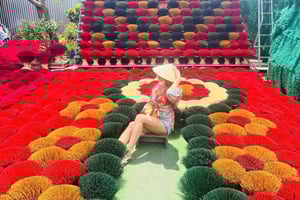 Hanoi: Incense Village, Conical Hat, or Van Phuc Silk Tour