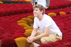 Hanois håndværkersti: røgelseslandsby, hat, lak og togstation