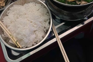 ハノイの屋台の食べ物アドベンチャー：「食べ放題」チャレンジ