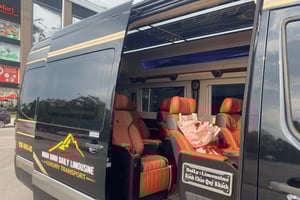 Van/naar Halong Bay: Luxe Limousine Transfer met Bus Ticket