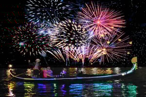 Honolulu: Crociera in gondola Waikiki con fuochi d'artificio del venerdì