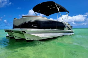Kaneohe Bay: Pontoon Boat Rental with Captain