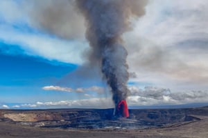 キラウエア：火山国立公園ガイド付きハイキング