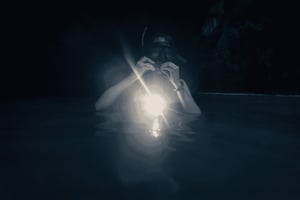 Snorkling på natten vid Turtle Town med ljus och stjärnor