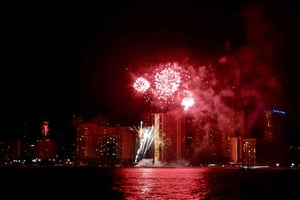 Waikiki: Passeio de catamarã com fogos de artifício na sexta-feira à noite