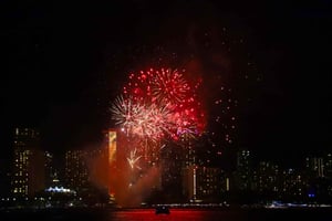 Vela de fogo de artifício de sexta-feira à noite em Waikiki