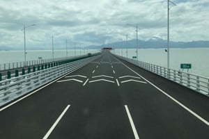 Fra Hong Kong: Aftentur til Macao via HZMB-broen med middag og transport