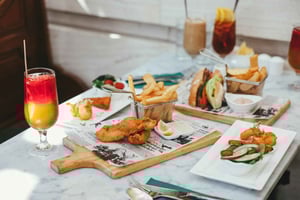 Lantau: tour buddista e pranzo al Tai O Heritage Hotel (venerdì)