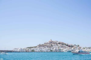 Depuis l'est d'Ibiza : Transfert aller-retour en ferry de la ville d'Ibiza
