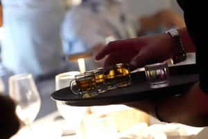 Ibiza by: Rigatoni middagsshow med treretters måltid og vin