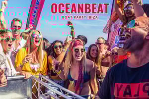 Ibiza: VIP-båtfest på katamaran med grilling og drinker