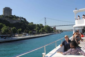 Istanbul: Bosphorus and Black Sea Cruise with Lunch