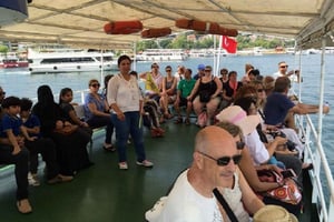 Istanbul: Bosphorus and Golden Horn Sightseeing Boat Tour