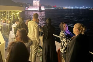İstanbul:Bosphorus Dinner Cruise & Soft and Alcohol Drinks