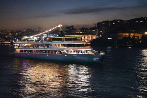 Istanbul: Bosphorus Dinner Cruise with Turkish Show