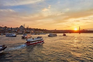 Istanbul: Bosphorus Yacht Cruise with Golden Horn View