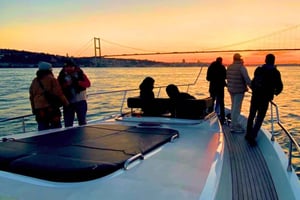 Istanbul: Daytime Bosphorus Yacht Cruise with Fruit & Snacks