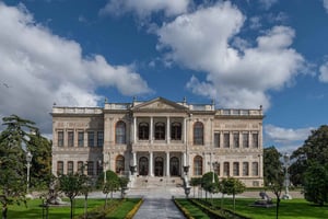 Istanbul: Dolmabahce Palace Tour and Bosphorus Yacht Cruise