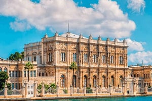 Istanbul: Dolmabahçe Palace Tour and Sunset Yacht Cruise