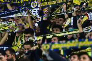 Istanbul: Enjoy a football match day experience with Local