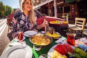 Istanbul: Kadikoy Food Tour with 12+ Delicacies Tastings