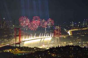 Istanbul: New Year's Eve Bosphorus Cruise with Fireworks