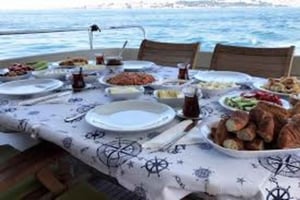 Istanbul: Private Bosphorus Breakfast Cruise on Luxury Yacht