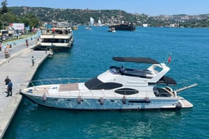 Istanbul: Private Bosphorus Strait Sightseeing Yacht Cruise