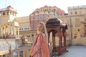 Jaipur: Hawa Mahal Private Photoshoot with Local Guide