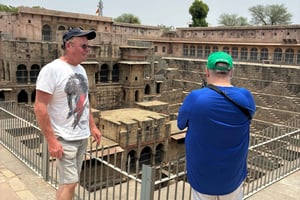 Jaipur: Excursão de um dia ao Forte Bhangarh e ao poço em degraus Chand Baori