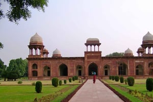 Mughal-hautojen ja kulttuuriperinnön reitti: Akbar, Mariam ja Fatehpur Sikri