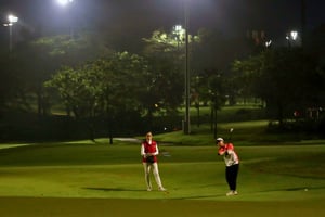 Jakarta: Senayan Night Golf med udsigt over byen og transport