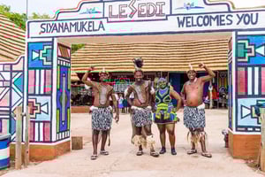 Viliage culturale tradizionale e parco safari e leoni in combo