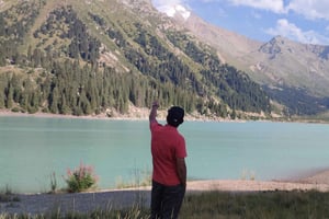 Wandelen naar het magische Grote Meer van Almaty