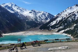 Offroad-fietstocht rond het Grote Almaty-meer