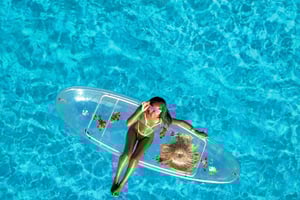 Diani: Gjennomsiktig kajakk med dronefotografering