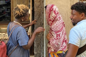 Swahili-udskårne døre med kvindelig træskærer: Lamu Island