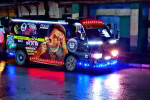 Experiência em Mombasa Bar Crawl e Matatu! Serviço de busca em Diani