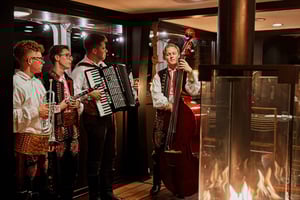 Cracóvia: jantar folclórico polaco com cruzeiro pelo rio Vístula