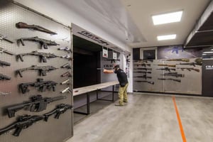 Cracóvia: Experiência no campo de tiro com AK-47 e serviço de busca no hotel