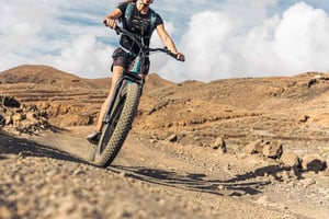 Découvrez Lanzarote autrement avec des trottinettes électriques tout-terrain.