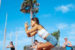 Lezione di yoga all'aperto a Lanzarote con vista sull'oceano