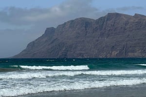 Surf in Famara: 2 hours of pure excitement and nature