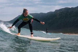 The Surftrip: En morgon med surfing kl. 2.30 för nybörjare, medelgoda och familjer.