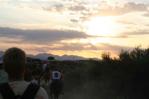 De Las Vegas: Passeio a cavalo ao pôr do sol no deserto com jantar de churrasco