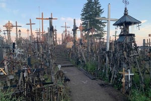 5,5 часовая совместная экскурсия на Холм Крестов из Риги